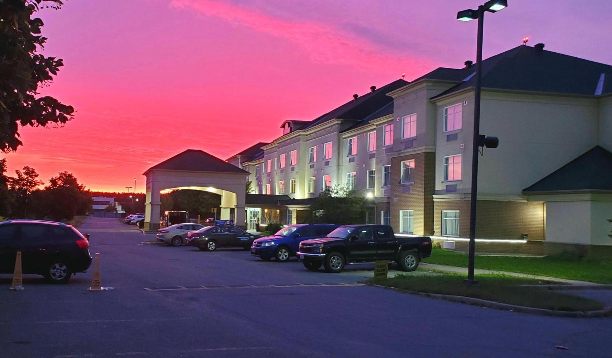 Days Inn By Wyndham Ottawa Airport Eksteriør billede