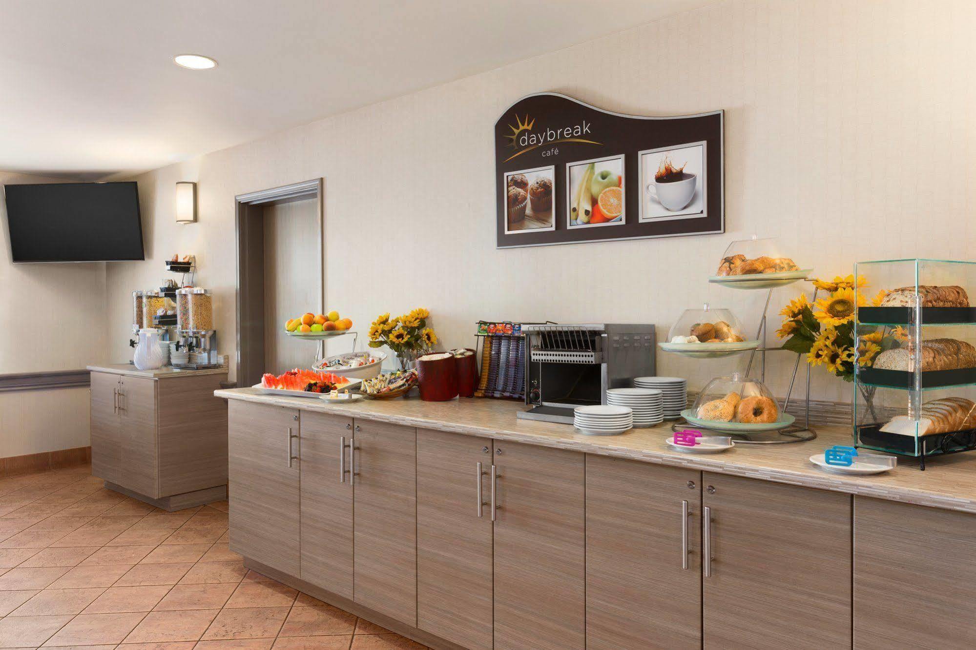 Days Inn By Wyndham Ottawa Airport Eksteriør billede